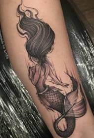 Iqela elimnyama le-tattoo encinci ye-tattoo ye-Mermaid ehambelana nobugcisa