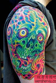motif de tatouage crâne: bras de couleur motif de tatouage crâne