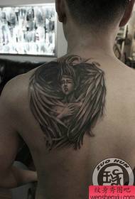 i ragazzi appoggiano un modello di tatuaggio angelo furbo