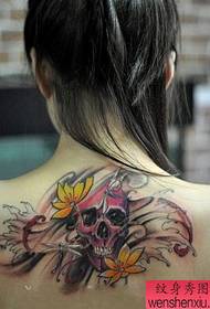 femella Un tatuatge de colors a la part posterior del nen