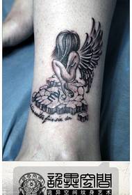 女孩的腿一個受歡迎的小天使紋身圖案