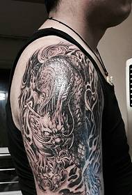 klasický tetovací vzor jednorožca s veľkým ramenom