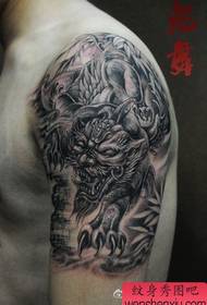 αρσενικό βραχίονα σούπερ όμορφος ζώο μοτίβο τατουάζ τέρας