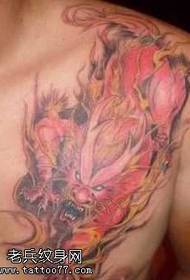 Patrón de tatuaxe de unicornio no lume do peito