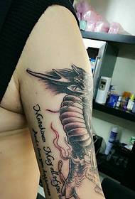 dako nga bukton nga klasiko nga tradisyonal nga sundanan nga unicorn nga tattoo