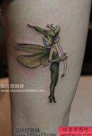 Fetei îi place modelul de tatuaj elf