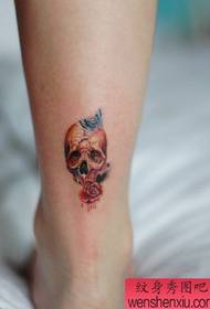 дівчинки ноги маленький і вишуканий череп татуювання візерунок