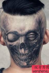 un motif de tatouage du crâne cool à l'arrière de la tête