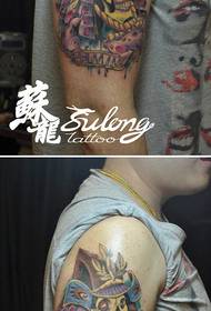 modello maschile del tatuaggio del cranio di colore freddo classico braccio maschile