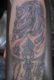 Model de tatuaj flăcător și cruce