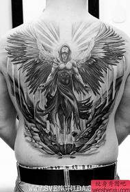 mężczyzna z powrotem przystojny popularny wzór tatuażu z pełnym aniołem