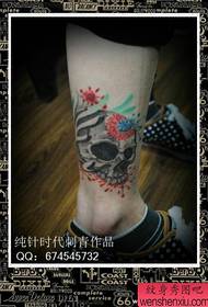 umlenze wamantombazane we-tattoo odumile wephethini le-tattoo