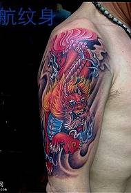 padrão de tatuagem de unicórnio vermelho de braço