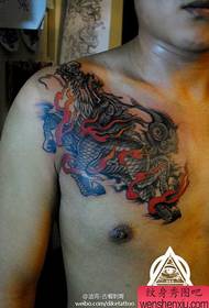 muški prednji prsni koš klasični jednobojni uzorak tetovaže