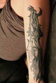 besoa gris Erdi Aroko estilo griffin tatuaje argazkia