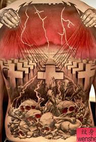 Fantastico motivo a tatuaggi incrociati con schiena piena
