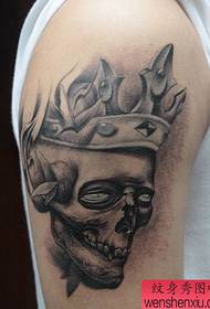 βραχίονα ένα τατουάζ με ένα τατουάζ στέμμα