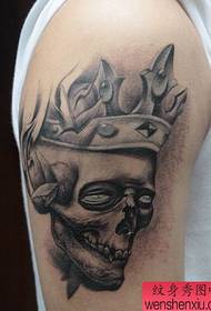 armare un tatuaggio con un tatuaggio corona