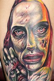 Modela Tattoo ya rengîn a Zombie Strange