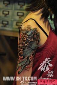 dziewczyna ramię klasyczny ładny wzór jednorożca tatuaż