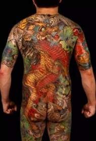 повече от 30 различни части, боядисани еднорог татуировка