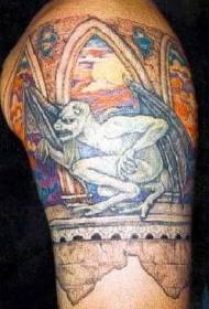 munstro tatuaje eredua beira koloretsuaren leiho aurrean