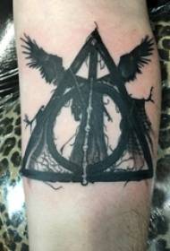 jonges keal op swarte prikken geometryske abstrakte line angel tattoo picture