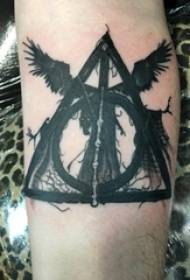 vitello da ragazzo su punture nere linea geometrica astratta tatuaggio angelo foto