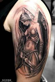 Pattern di tatuaggi di bracciu angel