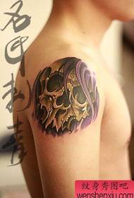model i bukur i tatuazhit të bukur kafkë të krahut