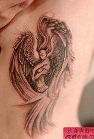 peito do lado de menina um padrão de tatuagem de anjo da guarda