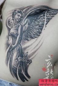 Mädchenbauch beliebte Ästhetik Ein Engel Tattoo-Muster