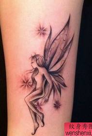 ένα σχέδιο τατουάζ μαύρο γκρι elf στο πόδι