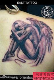 назад убава убава шема на тетоважи со ангелски крилја