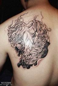 patró de tatuatge d’unicorn a l’espatlla