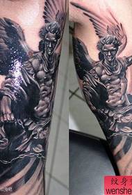 un popolare modello di tatuaggio angelo bianco e nero europeo e americano