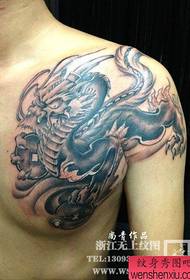 vira brusto super bela bela klasika nigra kaj blanka tatuaje