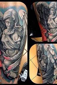 tendenza della moda del modello del tatuaggio dell'angelo della gamba