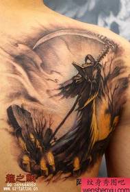 мужчынская спіна дамінуе класічны малюнак татуіроўкі смерці