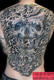 patrón del tatuaje del cráneo: patrón del tatuaje del cráneo de la llama de espalda completa