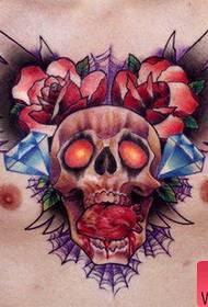 férfi hűvös színű koponya tetoválás minta az első mellkason