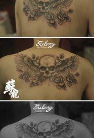 момчињата ја враќаат класичната шема на тетоважи со крилјата на черепот