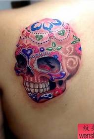 djevojke ramena lijepi obojeni uzorak tetovaže lubanje