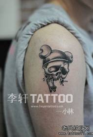 arm kleine en grappige schedel tattoo patroon