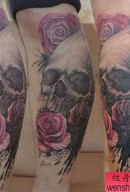 vzor tetování lebky: barva nohy lebka růže tetování vzor