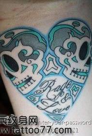 disegno alternativo del tatuaggio del cranio di amore classico gamba alternativa