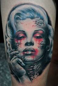 tatuaggio del ritratto femminile di zombie fumante di colore di film horror della spalla
