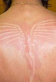Ant nugaros sustingusi angelo balandžio kraujo tatuiruotė