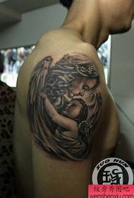 A estética do brazo é un patrón de tatuaxe de anxo