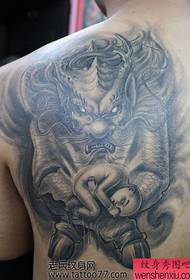 isang guwapong back unicorn na nagpapadala ng pattern sa tattoo ng bata